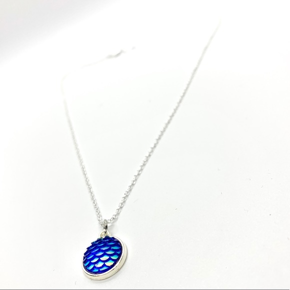 925 Royal Blue Mermaid Scale Pendant Necklace - Picture 3 of 4